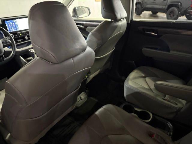 2021 Toyota Highlander Hybrid Platinum