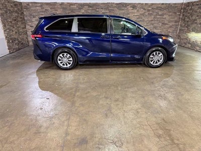 2021 Toyota Sienna LE