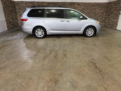 2017 Toyota Sienna XLE Auto Access Seat
