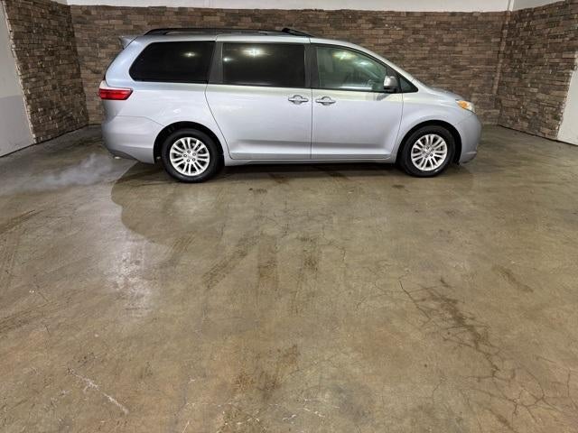 2017 Toyota Sienna XLE Auto Access Seat