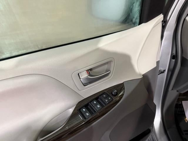 2017 Toyota Sienna XLE Auto Access Seat