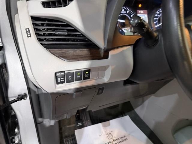 2017 Toyota Sienna XLE Auto Access Seat