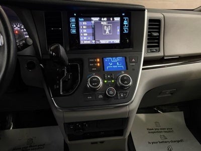 2017 Toyota Sienna XLE Auto Access Seat