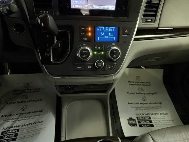 2017 Toyota Sienna XLE Auto Access Seat