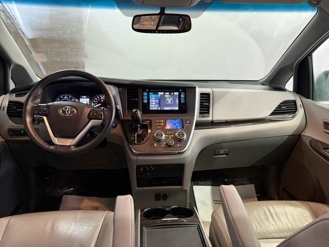 2017 Toyota Sienna XLE Auto Access Seat