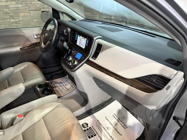 2017 Toyota Sienna XLE Auto Access Seat