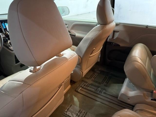 2017 Toyota Sienna XLE Auto Access Seat